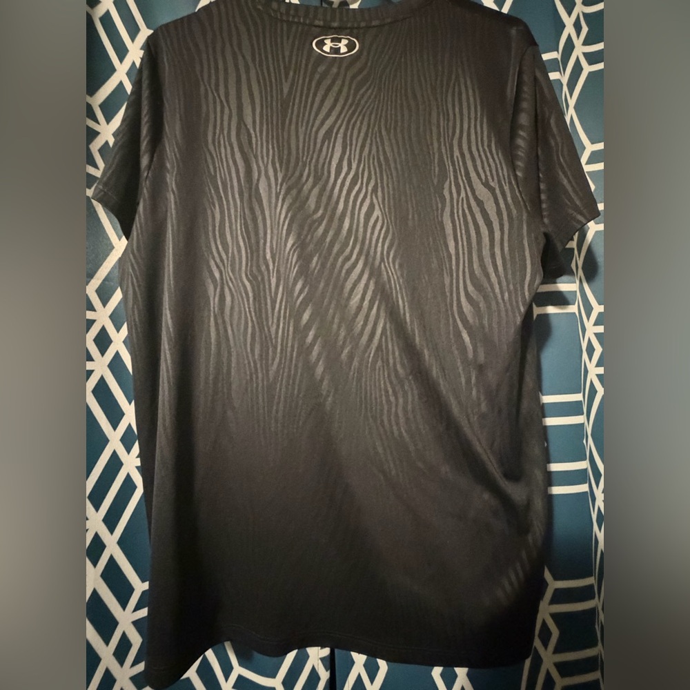 Under Armour Women T Shirt Size XL Color Black with Silver lines